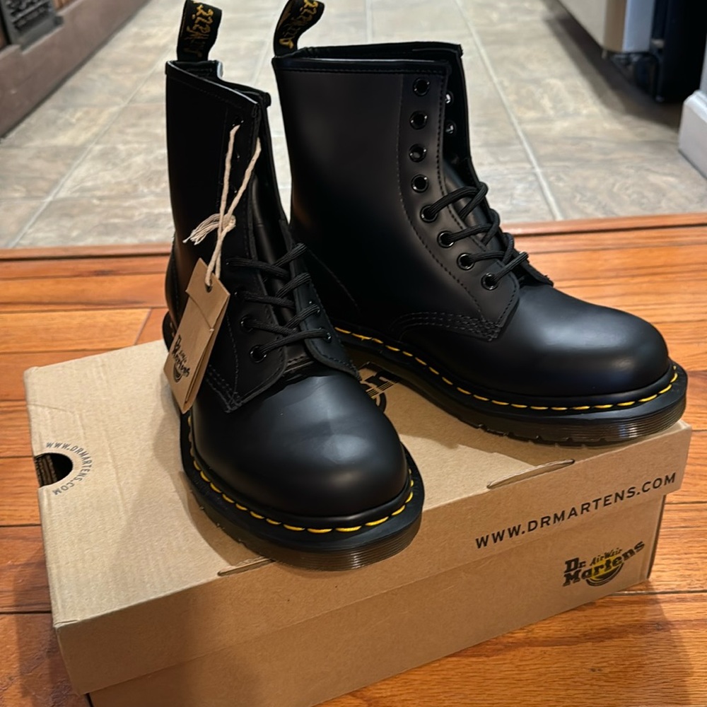 NWT Vegan Leather Dr Martens 1460 boot- 7 black smooth